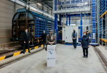 Vasúti szállítással mozgatja a Volkswagen az akkumulátorokat