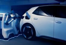 Így tölt a Volkswagen önálló elektromos autó töltőrobotja