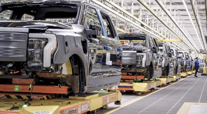 Benzinesekre és hibridekre vált a Ford az elektromos F-150 helyett