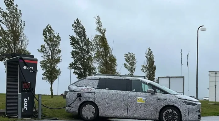 Európában kapták lencsevégre a Xpeng luxus elektromos kisbuszát