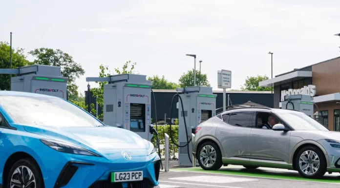 Az Egyesült Királyság támogatná is, de meg is adóztatná az elektromos autókat