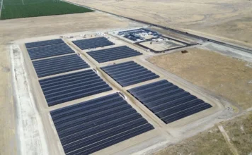 A Tesla megnyitotta a világ legnagyobb Supercharger-állomását