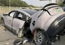 Kettészakadt egy Nio EC6, az utasok sértetlenül szálltak ki, az akkumulátor is épen maradt